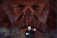 Bundespräsident Steinmeier eröffnet vor dem Chemnitzer Karl-Marx-Monument das Kulturhauptstadtjahr. - © Jan Woitas/dpa