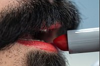 In der Barockzeit schminkten Männer die Lippen eher dunkelrot, sagt Visagist Koch. - © Hannes P. Albert/dpa