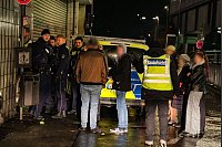 Polizeikräfte stehen vor dem kontrollierten Objekt. - © Gianni Gattus/dpa