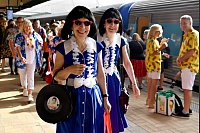 Verkleidete Fans warten in Sydney auf die Abfahrt des Elvis-Express-Zuges. - &copy; Bianca De Marchi/AAP/dpa