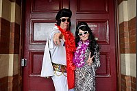 Peter Dance (l) und Karen Cerna posieren f&uuml;r ein Foto. - &copy; Bianca De Marchi/AAP/dpa