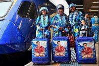 Im Stil des Elvis-Films &laquo;Blue Hawaii&raquo; verkleidete Fans warten auf die Abfahrt des Elvis-Express-Zuges am Hauptbahnhof von Sydney. - &copy; Bianca De Marchi/AAP/dpa