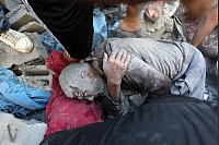 Rettung nach Angriff auf Bureij: Palästinenser überlebt Luftschlag - © Moiz Salhi/APA Images via ZUMA Press Wire/dpa
