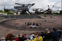 Himmelfahrt in Ferropolis: Andacht zwischen Baggern und Stahl - © Sebastian Willnow/dpa