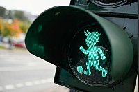 Das Maskottchen «Betzi» des Fußball-Bundesliga-Zweitligisten 1. FC Kaiserslautern, ist als Ampelmännchen an einer Ampel am Polizeipräsidium Westpfalz. - © Uwe Anspach/dpa