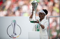 Das Objekt der Begierde: der DFB-Pokal der Fußballerinnen. - © Fabian Strauch/dpa
