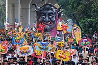 Menschen nehmen in Bangladesch an einer Prozession zur Feier des ersten Tages des Bengalischen Neujahrs teil. - © Mahmud Hossain Opu/AP/dpa