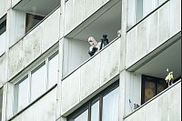 Beamte der Spurensicherung ermitteln auf einem Balkon eines Hochhauses in Hamburg. Ein junger Mann ist in der Nacht in Hamburg-Wilsdorf vom Balkon eines Hochhauses in den Tod gestürzt. Es gebe Hinweise auf ein Fremdverschulden, sagte ein Sprecher der Polizei. - © Jonas Walzberg/dpa