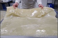 Die Arbeit in der S&uuml;&szlig;warenabteilung ist mit einem herrlich duftenden Umfeld, aber auch mit viel k&ouml;rperlicher Anstrengung verbunden. - &copy; Sebastian Willnow/dpa