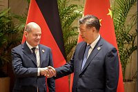 Bundeskanzler Olaf Scholz und der chinesische Staatspräsident Xi Jinping treffen sich am Rande des G20-Gipfels in Rio zu einem bilateralen Gespräch. - © Kay Nietfeld/dpa