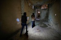 Menschen gehen durch einen Korridor des berüchtigten Saidnaja-Militärgefängnisses nördlich von Damaskus. - © Hussein Malla/AP