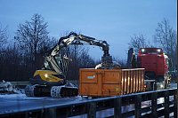 Auf der A44 im Kreis Paderborn haben nach einer Massenkarambolage Aufr&auml;umarbeiten begonnen. - &copy; Christian M&uuml;ller/dpa