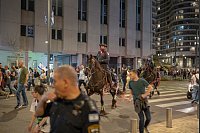 Berittene Polizei zerstreut Demonstranten in Tel Aviv, die gegen die Regierung des israelischen Ministerpräsidenten Netanjahu protestieren. - © Ilia Yefimovich/dpa