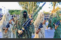 Gute Tarnung: Scharfschützen der libyschen Armee gehen bei einer Parade durch Misrata in Libyen, während sie den Jahrestag der Revolution vom 17. Februar 2011 feiern, die sich gegen das Regime des damaligen Herrschers Gaddafi richtete. - © Yousef Murad/AP/dpa