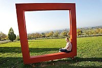 Ralf Gerke, Gesch&auml;ftsf&uuml;hrer der Staff-Stiftung, im roten Holzrahmen, der unterschiedliche Blickwinkel auf einen sich pr&auml;chtig entwickelnden Landschaftspark und die sch&ouml;ne Stadtkulisse erm&ouml;glicht.  - &copy; Foto: Krull