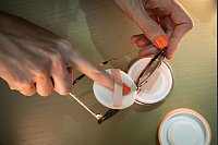 Schritt 2: Puder mit Puderquaste auf die Nasenpads der Sonnenbrille auftragen. - © Christin Klose/dpa-tmn