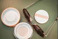 Tipp: Die Sonnenbrille am besten über einer abwischbaren Unterlage einpudern. - © Christin Klose/dpa-tmn