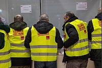 Zum Warnstreik aufgerufen sind unter anderem Beschäftigte, die für Be- und Entladung der Flugzeuge zuständig sind, sowie Check-In-Schalter-Mitarbeiter. - © Thomas Banneyer/dpa