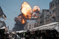 Luftangriff in Gaza: Dichter Rauch und Flammen über Gaza-Stadt - © Jehad Alshrafi/AP/dpa