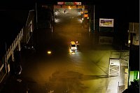 Unwetter in Krefeld: Auto steckt in überfluteter Unterführung fest - © Christoph Reichwein/dpa