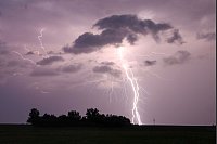 Ein Blitz bahnt sich seine Wege zur Entladung bei einem Sommergewitter am Abend bei Höchstädt im Landkreis Dillingen an der Donau. - © Alexander Wolf/onw-images/dpa