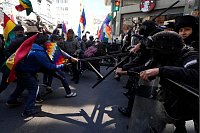 Anhänger des ehemaligen bolivianischen Präsidenten Morales stoßen mit der Polizei zusammen, als sie in der Nähe des Regierungspalastes in La Paz, Bolivien, für seine Kandidatur bei den bevorstehenden Wahlen protestieren. - © Juan Karita/AP/dpa