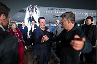 Hubertus Heil und Robert Habeck am Flughafen in Neu-Dehli. - © Sebastian Christoph Gollnow/dpa