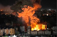 Flammen und Rauch steigen nach israelischen Luftangriffen von Gebäuden in Beirut auf. - © Hussein Malla/AP/dpa