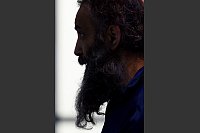 Taleb al-Abdulmohsen sitzt in dem Gerichtssaal in einem Glaskasten. - © Klaus-Dietmar Gabbert/dpa