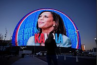 Wahlkampf-Werbung für Kamala Harris wird auf der Sphere in Las Vegas angezeigt. - © John Locher/AP/dpa