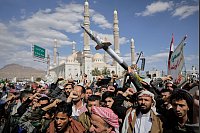 Huthi-Anhänger demonstrieren in Sanaa gegen die USA und Israel. - © Osamah Abdulrahman/AP/dpa
