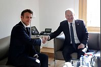 Frankreichs Pr&auml;sident Emmanuel Macron und Bundeskanzler Olaf Scholz (SPD) beim bilateralen Treffen im Rahmen des EU-Gipfels. - &copy; Olivier Hoslet/Pool EPA/AP/dpa