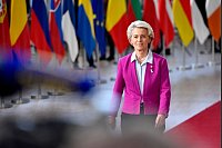 EU-Kommissionspr&auml;sidentin Ursula von der Leyen trifft beim EU-Gipfel in Br&uuml;ssel ein. - &copy; Geert Vanden Wijngaert/AP/dpa