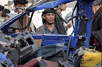 US-Luftangriff trifft Markt in Sanaa – Zerstörtes Fahrzeug auf Farwah-Markt - © Uncredited/AP/dpa