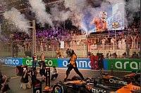 McLaren-Pilot Oscar Piastri aus Australien feiert seinen Sieg beim Formel 1 Grand Prix von Saudi-Arabien. - © Darko Bandic/AP/dpa