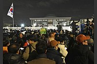Proteste vor der Nationalversammlung in Seoul gegen die Verhängung des Kriegsrechts durch den südkoreanischen Präsidenten Yoon. - © -/kyodo/dpa