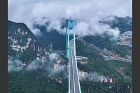 Die Huajiang Grand Canyon Bridge erreicht laut chinesischen Staatsmedien eine Höhe von bis zu 625 Metern. - © Yang Wenbin/XinHua/dpa