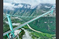 Die Huajiang Grand Canyon Bridge erreicht laut chinesischen Staatsmedien eine Höhe von bis zu 625 Metern. - © Ou Dongqu/XinHua/dpa