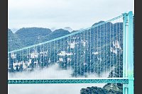 Die Huajiang Grand Canyon Bridge erreicht laut chinesischen Staatsmedien eine Höhe von bis zu 625 Metern. - © Ou Dongqu/XinHua/dpa