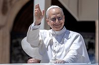 Papst Leo XIV. winkt, während er mit dem Papamobil nach seiner wöchentlichen Generalaudienz über den Petersplatz im Vatikan fährt. - © Maria Grazia Picciarella/SOPA Images via ZUMA Press Wire/dpa