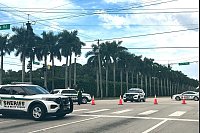Polizei-Fahrzeuge sperren in der Nähe des Trump International Golf Clubs eine Kreuzung. - © Stephanie Matat/AP