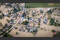 Das Stadtgebiet von Bohumín-Pudlov in Tschechien steht unter Wasser - © Sznapka Petr/CTK/dpa