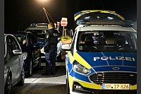 NRW: Polizisten kontrollieren Fahrzeuge an der Grenze zu Belgien. - © Roberto Pfeil/dpa