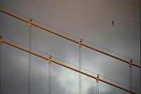 Jaan Roose überquert 165 Meter über dem Meeresspiegel auf einer Slackline in Istanbul über der Brücke der Märtyrer des 15. Julis den Bosporus von der asiatischen zur europäischen Seite. - © Emrah Gurel/AP/dpa