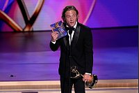 Jeremy Allen White nimmt den Preis als herausragender Hauptdarsteller für "The Bear" bei den Emmys entgegen. - © Chris Pizzello/Invision/AP/dpa