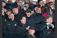 Englands Nationalcoach Thomas Tuchel (M) schaut sich in Brighton das zweite Ligaspiel an einem Tag an. - © Jonathan Brady/PA Wire/dpa