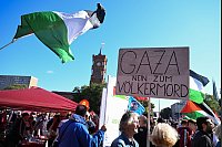 Menschen trugen Fahnen und Schilder. - © Annette Riedl/dpa