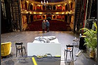 Nachts im Theater: Ein Paar steht auf der Bühne des Berliner Ensembles. Das Theater hatte als Reaktion auf die Kürzungen in der Hauptstadt-Kultur eine Übernachtung auf der Bühne versteigert. - © Hannes P. Albert/dpa