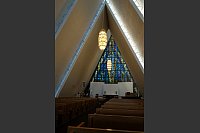 Wahrzeichen der Stadt: Die Eismeerkathedrale in Tromsø ist allein wegen ihres riesigen Buntglasfensters sehenswert. - © Florian Sanktjohanser/dpa-tmn