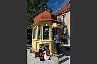 Der Kiosk mit Zwiebeldach steht seit 1911 am Hauptplatz Stortorget in Tromsø. - © Florian Sanktjohanser/dpa-tmn